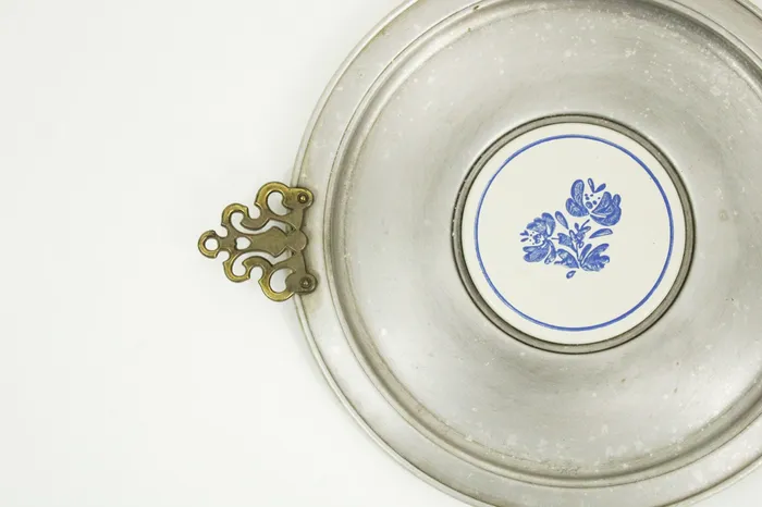 Rings Jubilee Thrift Pfaltzgraff Yorktowne Round Handled Serving Tray W Tile Metal 15 Rings Jubilee Thrift Pfaltzgraff Yorktowne Round Handled Serving Tray W Tile Metal 15