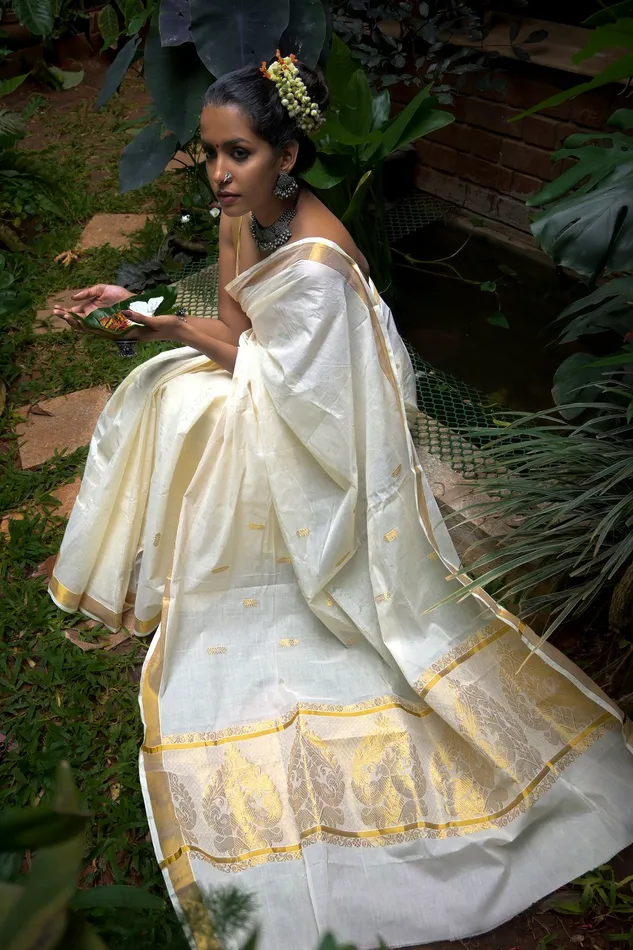 Rings Teejh Teejh Arandhini White and Gold Kerala Cotton Kasavu Saree