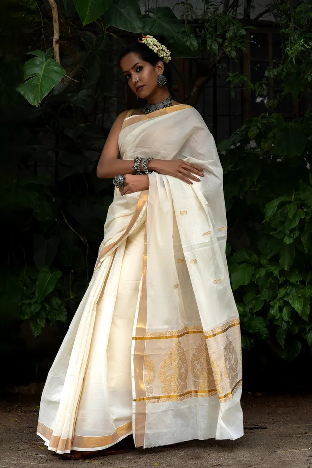 Rings Teejh Teejh Arandhini White and Gold Kerala Cotton Kasavu Saree