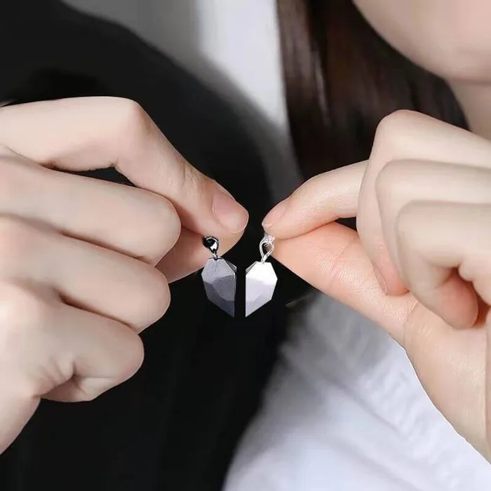 worldnetgifts Necklaces Personalized Magnetic Heart Necklace