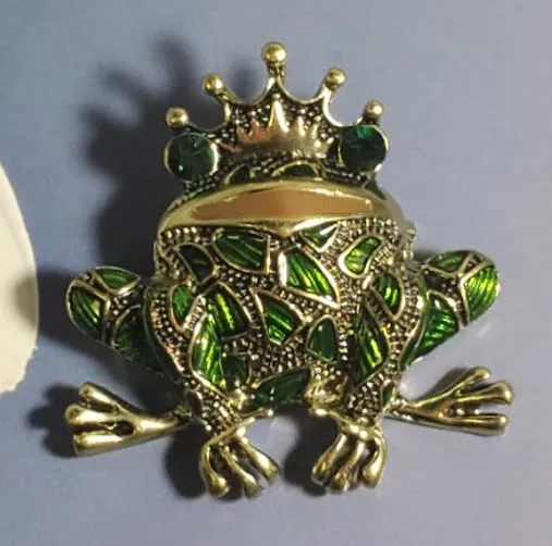 alice Necklaces F26 Gold Green Frog with Crown Fashion Pin