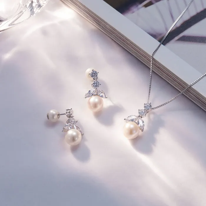 Earrings Pearly Lustre Elegant Freshwater Pearl Earrings WE00054