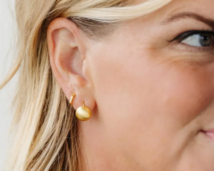 Earrings WANTME Brushed Globe Huggies