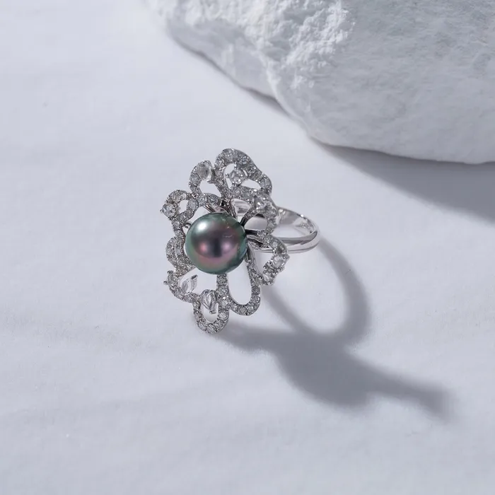 Pearly Lustre Rings 18K Diamond Tahitian Pearl Ring KR00060