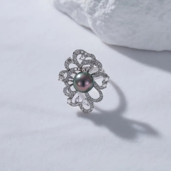 Pearly Lustre Rings 18K Diamond Tahitian Pearl Ring KR00060