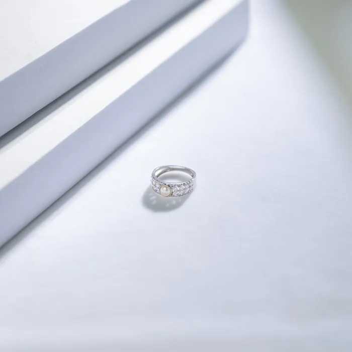 Rings Pearly Lustre 18K South Sea White Pearl Ring KR00064